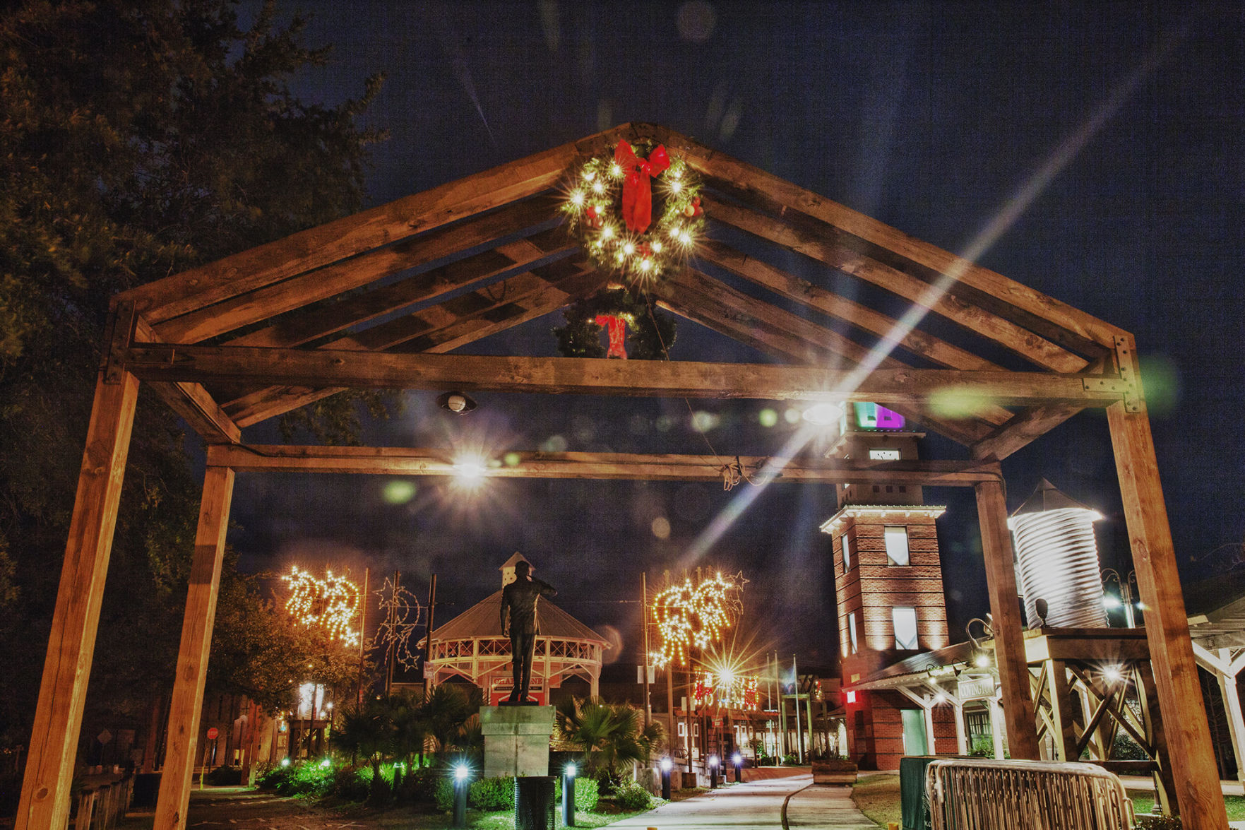 Christmas lights on the north shore: Holiday illumination, outdoor festivities